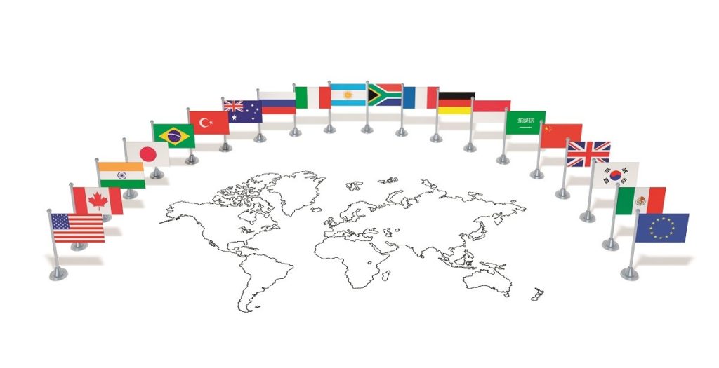 Flaggen vor Weltkarte