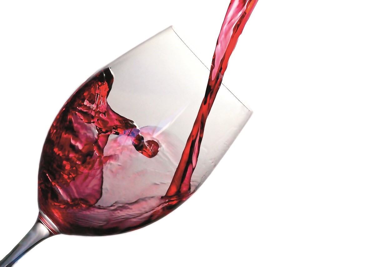 Rotweinglas das mit einem HAWESKO Wein gefüllt wird