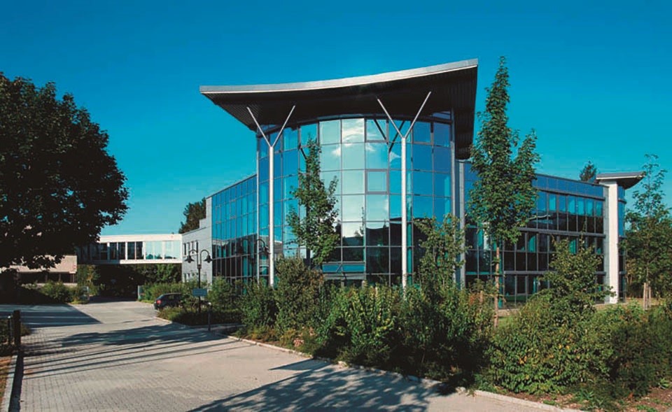 Bild von einem gläsernen Gebäude der Firma Süss MicroTec