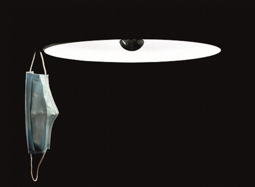 Lampenschirm im Dunkeln mit Mundschutz