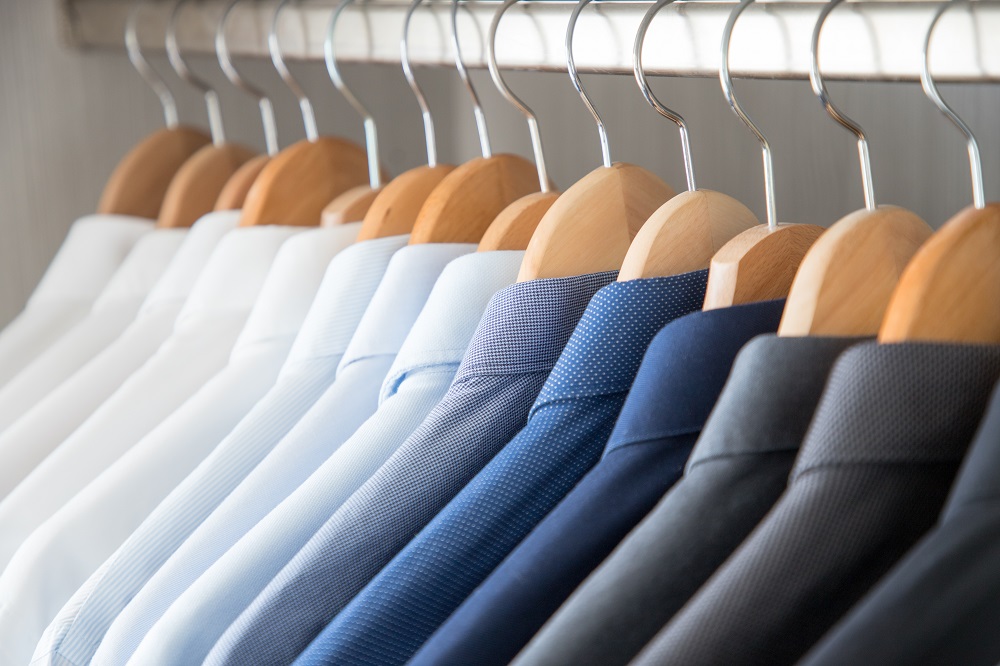 Business Hemden die in einem Kleiderschrank hängen