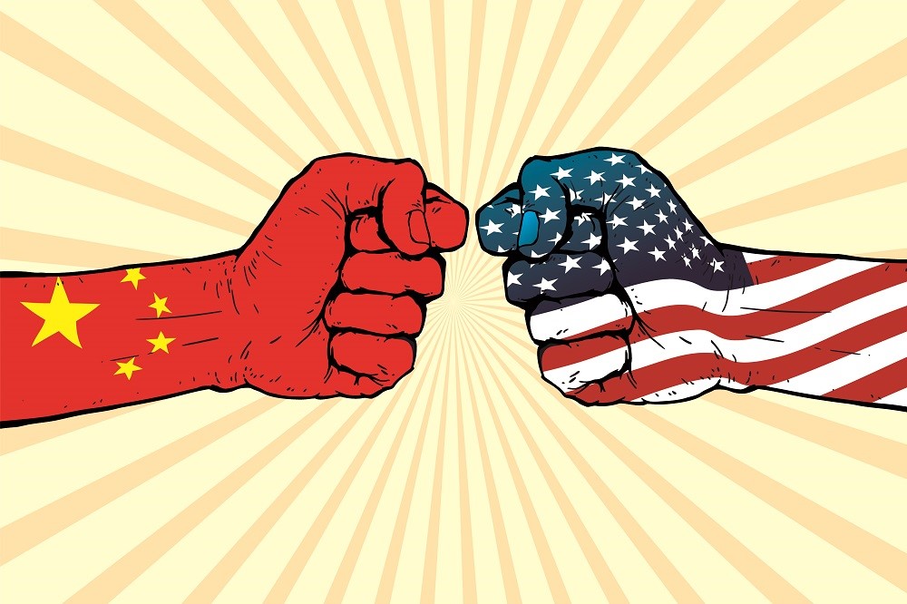 Fäuste mit der China und der USA Flagge