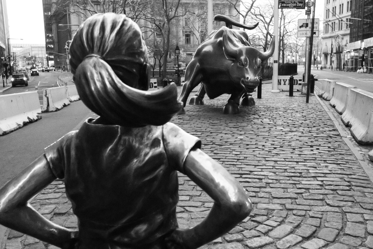 Statue Bulle & Mädchen