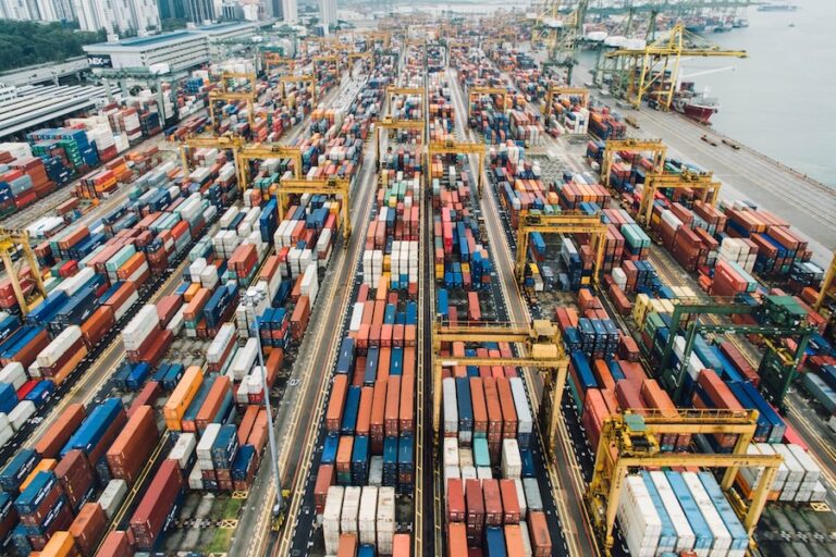 Ein Hafen mit Frachtcontainern.