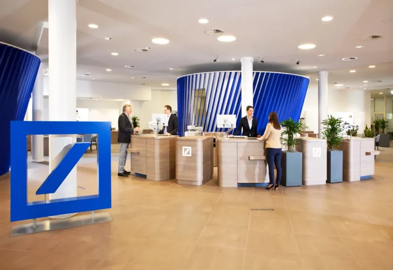 Ein Kundebereich in einer Filiale der Deutschen Bank.