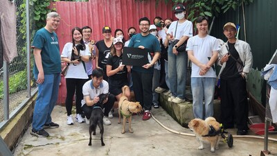 Vantage Foundation: Freiwillige Helfer der Vantage Foundation bringen den geretteten Hunden bei Laws for Paws Vietnam Mitgefühl und Fürsorge entgegen