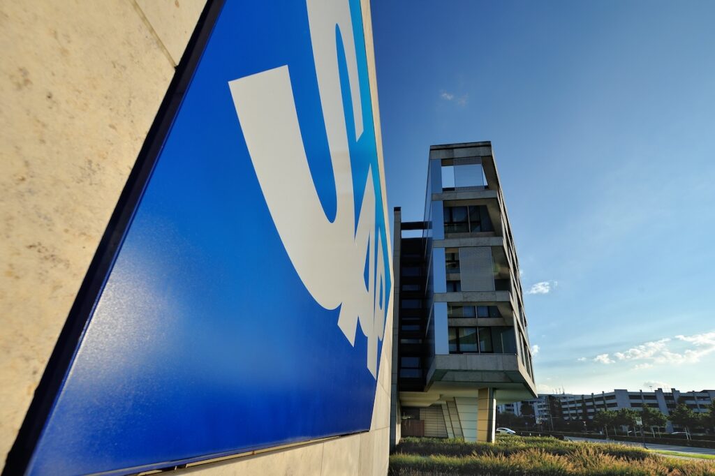 Ein Firmengebäude mit SAP-Schild im Vordergrund.
