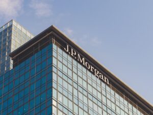 Das JPMorgan-Logo auf einem Firmengebäude.
