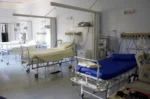 Krankenbetten in einem Behandlungssaal.