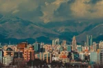 Ein Panorama der Stadt Teheran mit Bergen im Hintergrund.