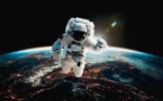 Astronaut im Weltall, im Hintergrund die Erde