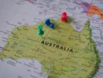 Eine Landkarte, die Australien zeigt. Darauf liegen Pins.