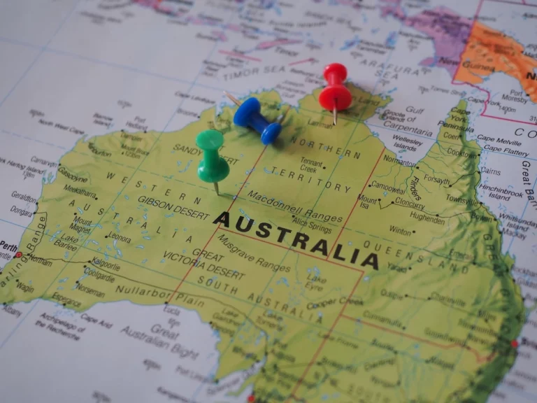 Eine Landkarte, die Australien zeigt. Darauf liegen Pins.