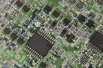 Eine Leiterplatte mit elektronischen Bauteilen.