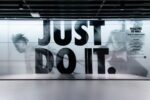 Ein Werbeplakat von Nike mit der Aufschrift „Just do it“.