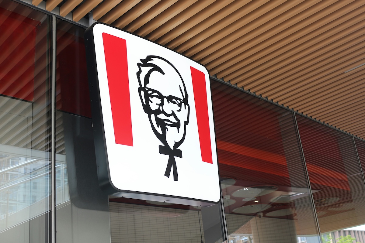 Ein Leuchtschild der Fest-Food-Kette Kentucky Fried Chicken.
