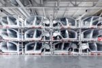 Karosserieteile in einem Tesla-Werk