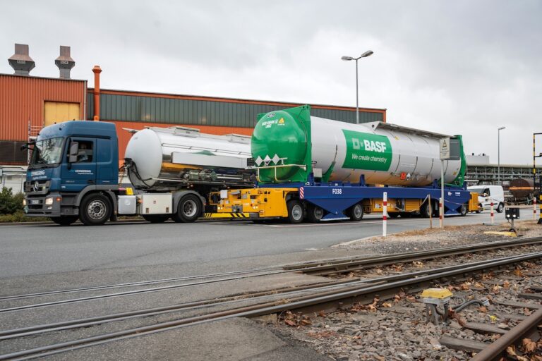 Tankcontainer mit BASF-Logo wird auf einem Schwerlastfahrzeug an einem Industriestandort transportiert.