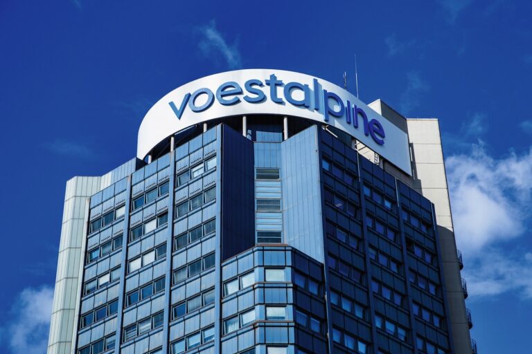 Ein Büroturm mit Voestalpine-Schild.