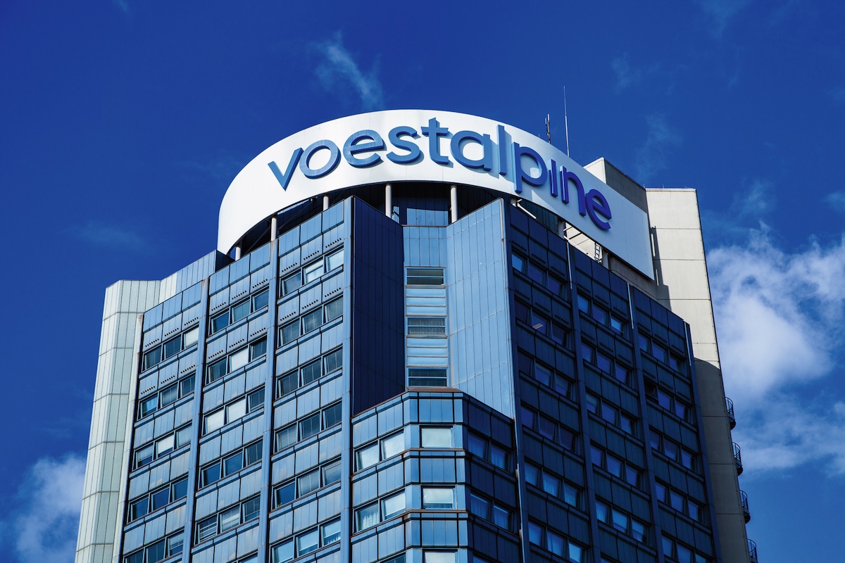 Ein Büroturm mit Voestalpine-Schild.